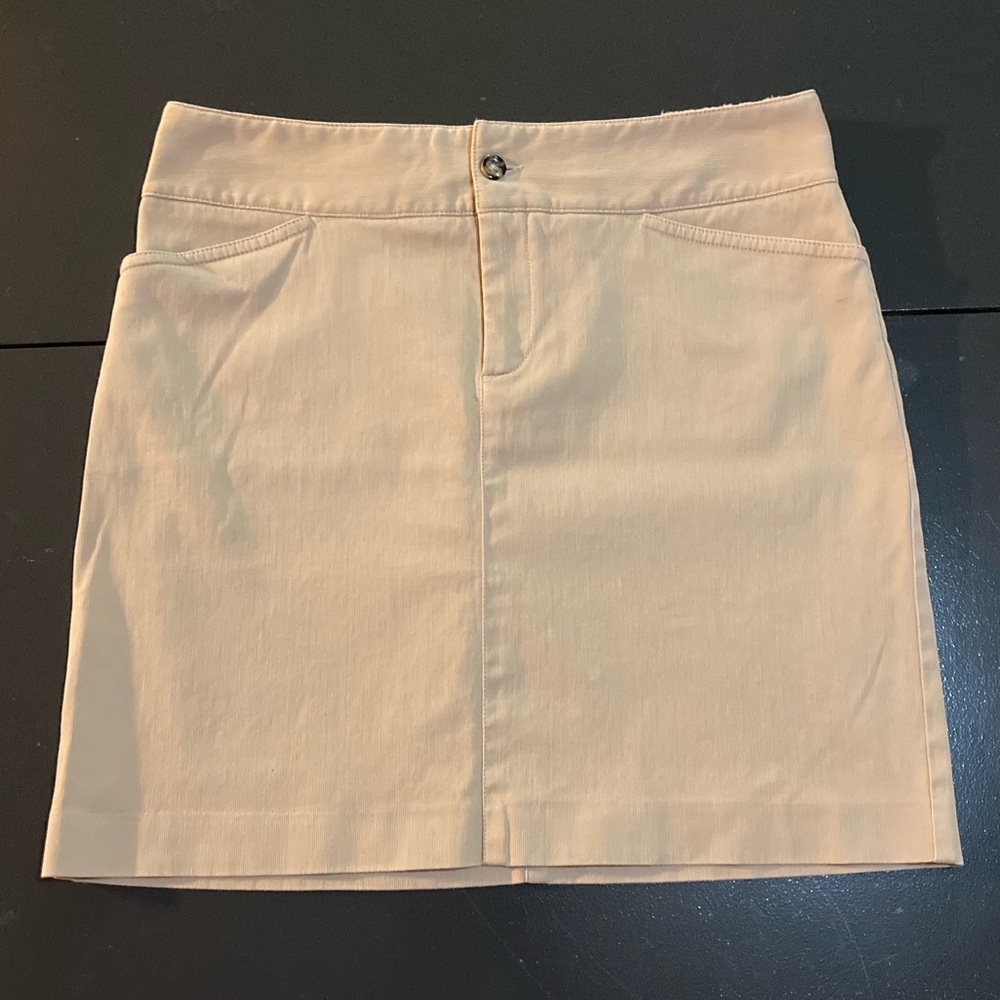 Banana Republic Factory Khaki skirt, size 4. 🍁 A must have for every wardrobe!